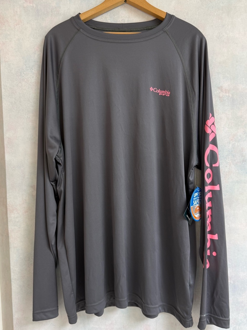 NWT Columbia Men’s XL Long Sleeve Tee in Gray with Pink Logo.